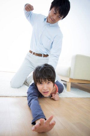 Foto de Asiático padre castigar hijo. Concepto de abuso doméstico - Imagen libre de derechos