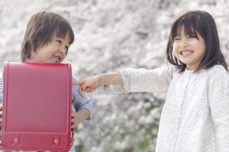 Téléchargez les photos : Mignon japonais fille et garçon dans printemps parc. concept d'éducation - en image libre de droit