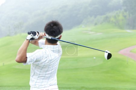 Téléchargez les photos : Joueur de golf jouant dans le club de golf - en image libre de droit