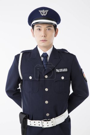 Téléchargez les photos : Portrait studio d'un policier japonais en uniforme - en image libre de droit