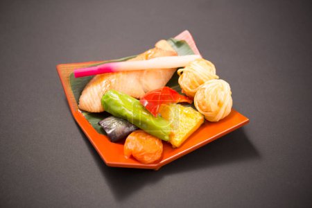 Téléchargez les photos : Cuisine asiatique, légumes cuits au four et poisson - en image libre de droit
