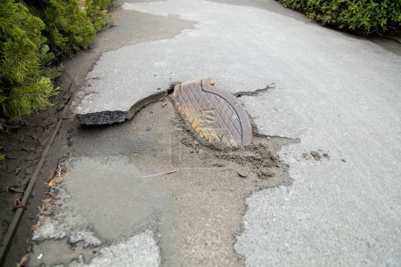 Téléchargez les photos : Surface de route asphaltée fissurée après le tremblement de terre - en image libre de droit