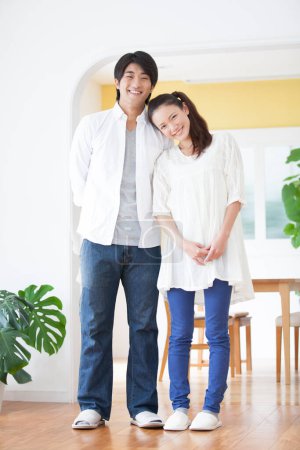 Téléchargez les photos : Heureux asiatique couple dans salon - en image libre de droit