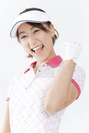 Téléchargez les photos : Belle joueuse de golf japonaise avec visière blanche - en image libre de droit