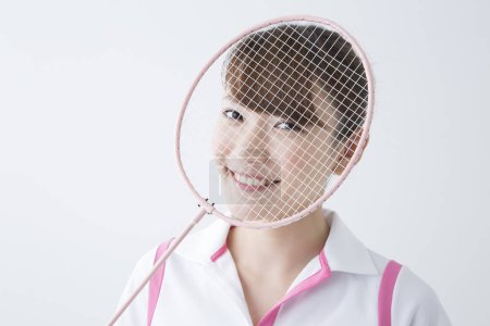 Téléchargez les photos : Femme japonaise souriante avec raquette de badminton - en image libre de droit
