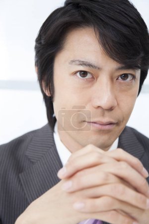 Téléchargez les photos : Portrait d'un homme d'affaires japonais adulte au bureau - en image libre de droit