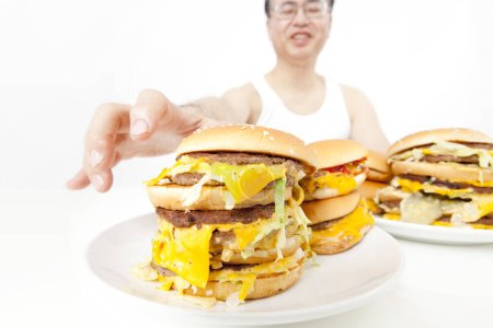 Foto de Hombre japonés maduro con comida rápida sobre fondo blanco - Imagen libre de derechos