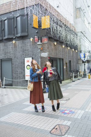 Téléchargez les photos : Trois jeunes filles marchant dans la ville - en image libre de droit
