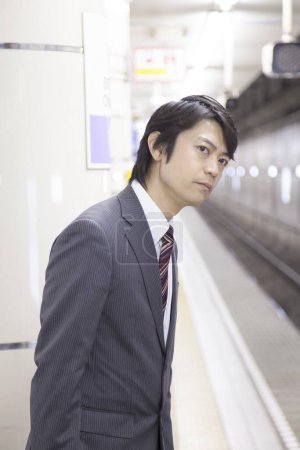 Foto de Retrato de adulto japonés hombre de negocios yendo a trabajar en metro - Imagen libre de derechos