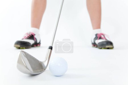 Téléchargez les photos : Vue de la section basse du joueur de golf avec club de golf et balle - en image libre de droit
