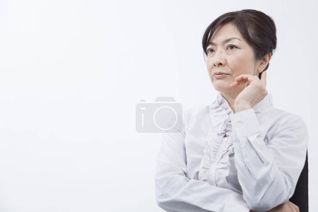 Foto de Retrato de hermosa mujer de negocios japonesa madura sobre fondo claro - Imagen libre de derechos