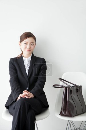 Foto de Joven empresaria sentada en silla - Imagen libre de derechos