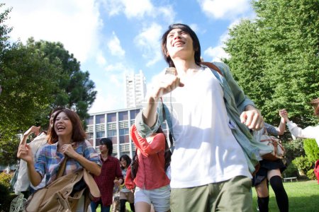 Foto de Sonriendo jóvenes estudiantes japoneses en la universidad - Imagen libre de derechos