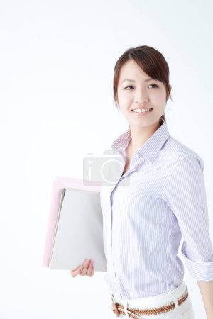 Téléchargez les photos : Portrait de femme d'affaires asiatique sur fond blanc - en image libre de droit