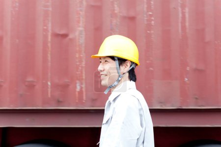 Téléchargez les photos : Jeune ingénieur asiatique portant un casque - en image libre de droit