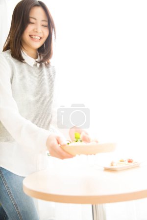 Téléchargez les photos : Belle jeune femme japonaise avec salade saine - en image libre de droit