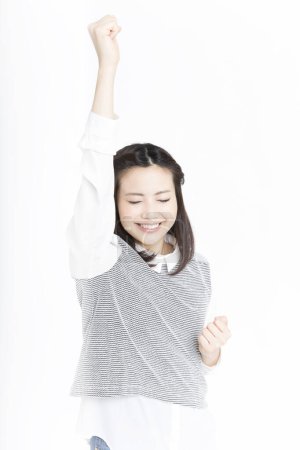 Téléchargez les photos : Portrait de belle émotionnelle jeune femme japonaise isolé sur blanc - en image libre de droit