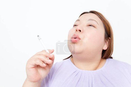 Foto de Estudio retrato de sobrepeso japonesa joven fumar - Imagen libre de derechos