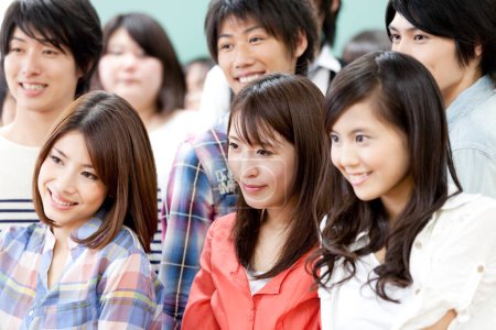 Foto de Alegre jóvenes estudiantes japoneses en la universidad - Imagen libre de derechos
