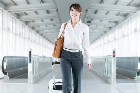 Téléchargez les photos : Portrait de jeune femme d'affaires à l'aéroport - en image libre de droit