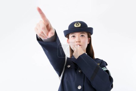 Téléchargez les photos : Portrait studio d'une policière japonaise pointant du doigt - en image libre de droit