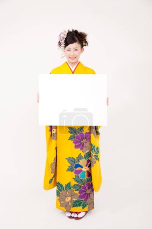 femme en kimono tenant bannière vierge