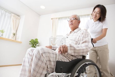 Foto de Anciano en silla de ruedas y su enfermera - Imagen libre de derechos