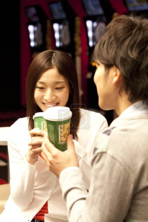 Téléchargez les photos : Jeunes femmes buvant du café à l'intérieur - en image libre de droit