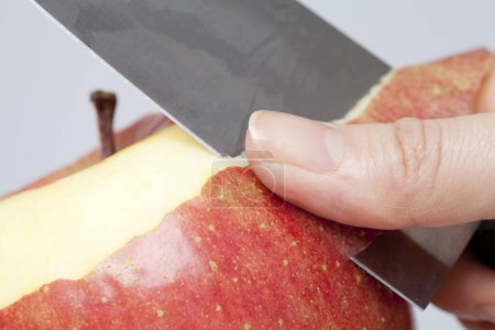 Téléchargez les photos : Épluchage à la main pomme avec couteau - en image libre de droit