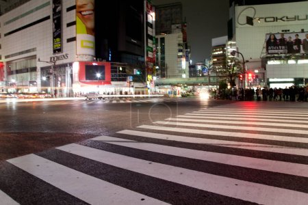Téléchargez les photos : Shibuya district à Tokyo, Japon. Shibuya Crossing est l'un des passages piétons les plus fréquentés au monde - en image libre de droit