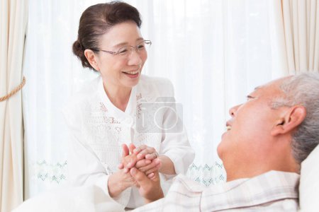 Téléchargez les photos : Senior asiatique couple dans hôpital - en image libre de droit