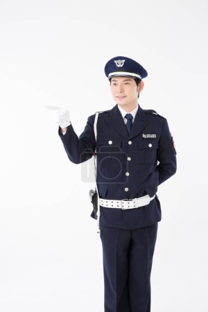 Foto de Retrato de estudio del oficial de policía japonés en uniforme señalando - Imagen libre de derechos