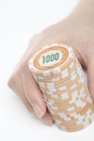 Téléchargez les photos : Main féminine avec pile de jetons de casino, vue rapprochée - en image libre de droit