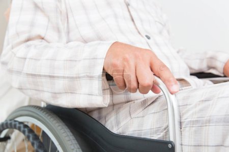 Téléchargez les photos : Senior en fauteuil roulant à l'hôpital - en image libre de droit