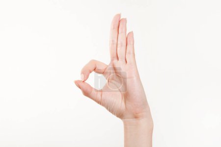 Foto de Primer plano de la mano femenina gesticulando sobre fondo blanco - Imagen libre de derechos