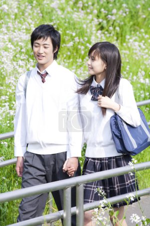 Téléchargez les photos : Les jeunes écoliers japonais amoureux - en image libre de droit