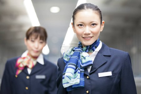 Téléchargez les photos : Deux belles hôtesses de l'air japonaises à l'aéroport - en image libre de droit