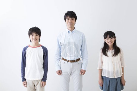 Téléchargez les photos : Portrait studio de la famille japonaise souriante - en image libre de droit