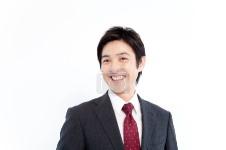 Téléchargez les photos : Jeune homme d'affaires asiatique souriant sur fond blanc - en image libre de droit