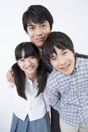 Foto de Retrato de sonriente padre japonés con niños - Imagen libre de derechos