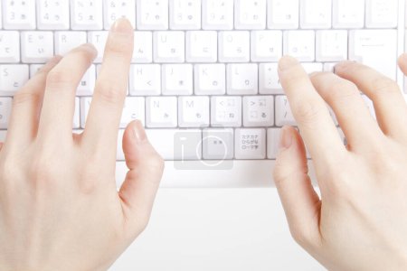 Téléchargez les photos : Mains féminines tapant sur clavier blanc, vue rapprochée - en image libre de droit