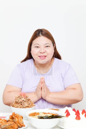 Téléchargez les photos : Gros plan femme en surpoids manger des aliments malsains - en image libre de droit
