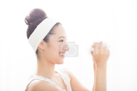 Foto de Japonesa mujer limpieza cara, primer plano retrato de joven dama lavado su cara - Imagen libre de derechos