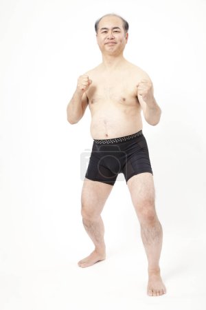 Téléchargez les photos : Portrait de senior asiatique mâle boxer - en image libre de droit