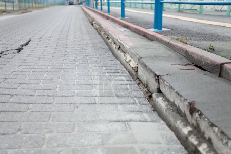 Foto de Superficie de asfalto agrietada después del terremoto - Imagen libre de derechos