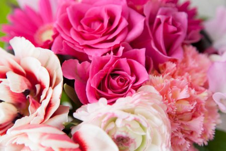 Téléchargez les photos : Gros plan de beau bouquet de fleurs printanières - en image libre de droit