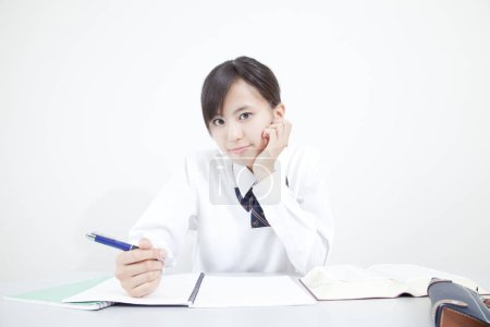 Téléchargez les photos : Portrait d'un élève japonais étudiant - en image libre de droit