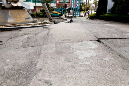 Foto de Superficie de asfalto agrietada después del terremoto - Imagen libre de derechos