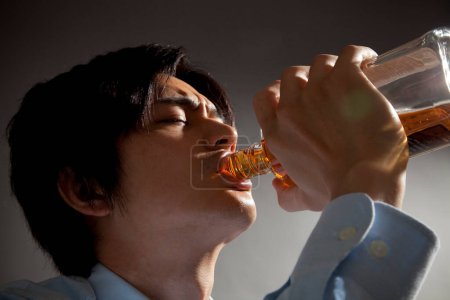 Foto de Retrato de asiático hombre bebiendo whisky - Imagen libre de derechos