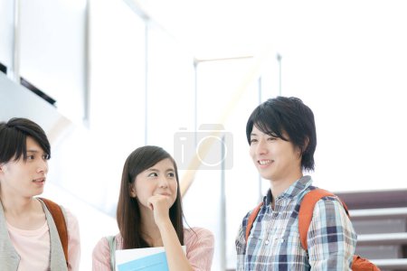 Foto de Alegre jóvenes estudiantes japoneses en la universidad - Imagen libre de derechos